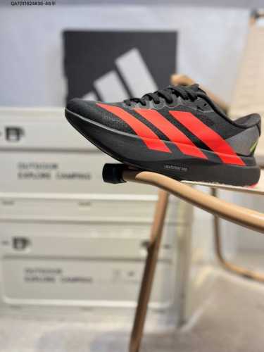 ad Adizero Evo Sl 阿迪超轻透气缓震跑鞋 以令人难以置信的138克重量 刷新了跑鞋轻量化的记录 阿迪在材料科学和工艺技术上的深厚积累 全新鞋款采
