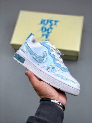 Nike Court Borough 夏日出游 踏青季低帮板鞋 蝉鸣奏响盛夏乐章 阳光倾洒人间 夏日出游是挣脱束缚的自由狂欢 无论是漫步于碧海银滩 任浪花轻吻脚