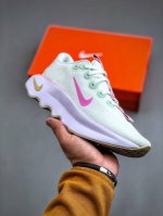 Nike Motiva 耐克夏季透气缓震波浪跑鞋 Hm3731-131 #鞋底采用夸张的弯曲几何设计，塑造弧形摇杆造型，助力轻松向前。顺畅迈步体验上脚即知，令你