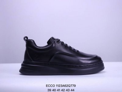 Ecco 爱步 经典爆款 健步系列 休闲运动跑鞋 休闲鞋 鞋面采用原厂进口头层牛皮 橡塑发泡防滑耐磨大底 独特制鞋工艺 舒适百搭 运动尺码：39一44 Xm11