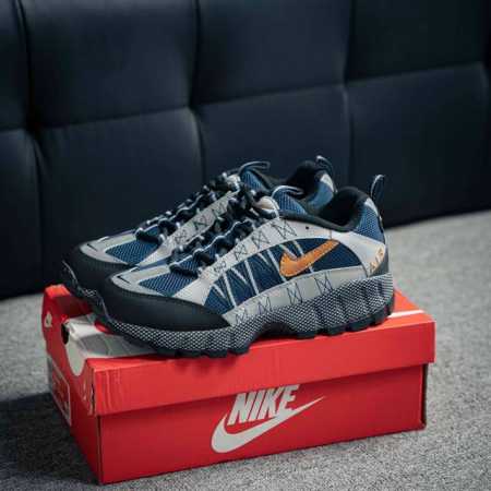 Nike Air Humara 复古风越野跑步鞋 #鞋款酷炫设计结合高级材质与经典色彩，重现 1990 年代风格，绽放满满户外魅力。1997 元年款元素彰显复古 - 点击图像关闭
