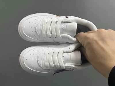 nk新款空一号卡通低帮鞋带款儿童休闲板鞋 Size：22-35码 经典空军一号款式 优质皮料拼接，质感满满 精致卡通印花，可爱又有趣 百搭又时髦Get