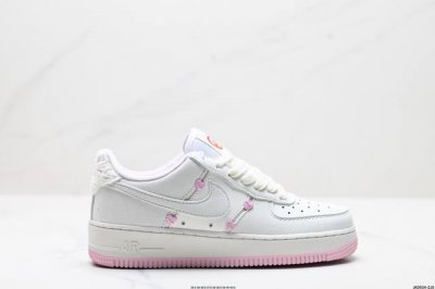 公司级耐克Nike Air Force 1“07空军一号低帮百搭休闲运动板鞋。柔软、弹性十足的缓震性能和出色的中底设计，横跨复古与现代的外型结合，造就出风靡全球