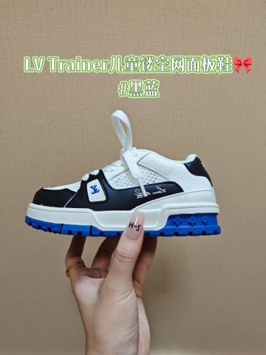 降价 Lv Trainer儿童镂空网面板鞋 Size:26-37码 舒适透气，轻盈步伐 这款板鞋采用优质材料制作，既保证了穿着的舒适度，又让小脚丫能自由呼吸。轻