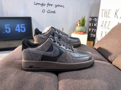 公司级耐克Nike Air Force 1’07 空军一号低帮百搭休闲运动板鞋。柔软、弹性十足的缓震性能和出色的中底设计，横跨复古与现代的外型结合，造就出风靡全