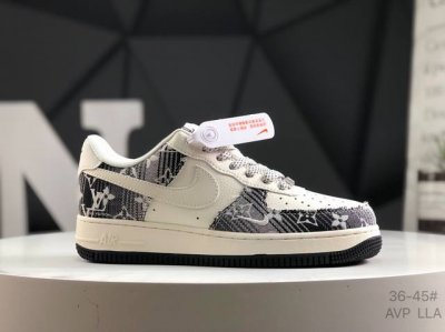 公司级带半码 耐克 Nike Air Force 1 ’07 空军一号低帮百搭休闲运动板鞋。柔软、弹性十足的缓震性能和出色的中底设计，横跨复古与现代的外型结合，