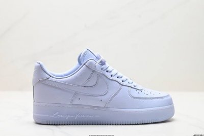 公司级耐克Nike Air Force 1“07空军一号低帮百搭休闲运动板鞋。柔软、弹性十足的缓震性能和出色的中底设计，横跨复古与现代的外结合，造就出风靡全球三