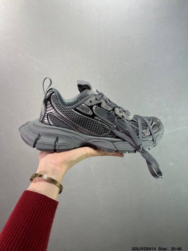 公司级Balenciaga 巴黎世家 采用环保再生超纤革与网眼织物鞋面材质 原鞋一致重度做旧效果 ，全原装Eva环保去臭环型鞋垫，全新开发5层私模,搭载轻量发泡