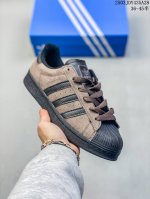 140 阿迪达斯/Adidas Superstar 三叶草经典贝壳头系列 新款休闲板鞋潮流男女士运动鞋 鞋面柔软皮革材质 标志性的贝壳鞋头，锯齿三条纹，简约的线
