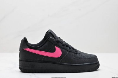 210 真标耐克Nike Air Force 1'07 空军一号低帮百搭休闲运动板鞋。柔软、弹性十足的缓震性能和出色的中底设计，横跨复古与现代的外型结合，造就出