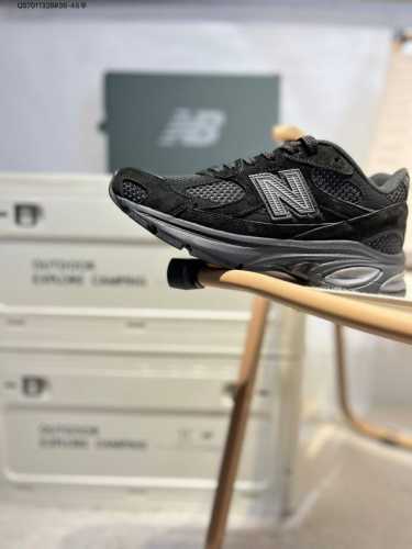 new Balance 2010系列复古老爹风休闲鞋 #采用轻质牛剖革拼接透气网眼衬垫织物鞋面材质 T-Beam大底提供足步弓支撑，保持步态稳定 后跟搭载外露缓