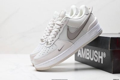 真标Ambush X Nk Air Force 1‘07 Low Sp 空军一号联名标志性的Swoosh延伸至鞋跟之外 鞋舌和鞋垫上印有Ambush品牌标志 整