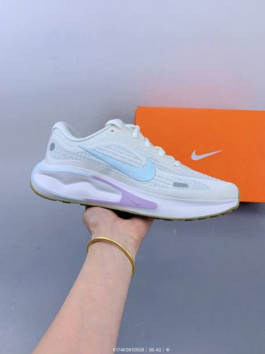耐克 Nike Journey Run 男女子透气公路运动跑步鞋 厚底增高老爹鞋 搭载柔软厚实的 Comfiride 泡绵缓震配置，助你征服充满挑战的路面，大步
