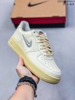 公司级带半码耐克nike Air Force 7 空军一号低帮百搭休闲运动板鞋。柔软、弹性十足的缓震性能和出色的中底设计，横跨复古与现代的外型结合，造就出风靡全