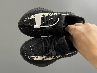 专G版椰子350V2真爆鞋带扣儿童一脚蹬运动鞋 Size：24-35码 专柜版来咯 真爆米花系列脚感超级棒 软弹效果一绝 针织鞋面，透气舒适好打理 鞋带扣设计，