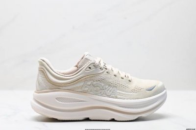 公司级小红书推荐Hoka W Bondi 9全新配色 这个品牌来自于新西兰的毛利语，Hoka表示大地，One One表示飞越，连起来就是飞越地平线，One On