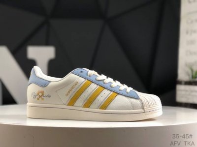 阿迪达斯 Ad Originals Superstar 简约大方的造型设计 给人以随性休闲的时尚格调 穿着舒适轻便 运动灵活自如 满足日常个性穿搭 货号 Sd6