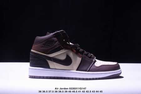 作为Air Jordan 1的元年配色之一，自1985年首次面世以来就有着超高的人气。 鞋身以优质皮革材质覆盖，并采用与元年相同的修长`85鞋型！标志性黑 红色 - 点击图像关闭