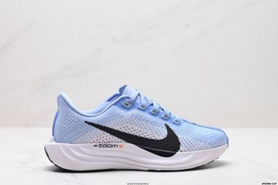 公司级升级原楦原纸版数据开发 采用弹性 Flyknit 飞织鞋面材质 内里嵌入定型海绵 全掌型 Zoomx 泡绵中底 外置防滑耐磨橡胶底片竞训神鞋飞马Plus回