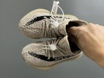 专G版椰子350V2真爆鞋带扣儿童一脚蹬运动鞋 Size：24-35码 专柜版来咯 真爆米花系列脚感超级棒 软弹效果一绝 针织鞋面，透气舒适好打理 鞋带扣设计，
