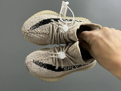 专G版椰子350V2真爆鞋带扣儿童一脚蹬运动鞋 Size：24-35码 专柜版来咯 真爆米花系列脚感超级棒 软弹效果一绝 针织鞋面，透气舒适好打理 鞋带扣设计，