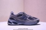new Balance Nb2010系列 新百伦经典复古休闲运动板鞋 以Encap中底配以升级版 N-Ergy缓震物料 鞋面则采用特色的柔软麂皮搭 以Newba