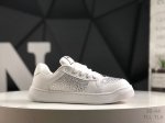 gucci 古驰今年最新款男鞋 香港-专柜同步 全品相 顶级进口材料 极为亲肤舒适 摸上去非常的细腻 版型上很正 进口牛皮+真皮内里+几何构图案 奢华生动 图案
