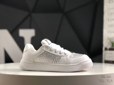 gucci 古驰今年最新款男鞋 香港-专柜同步 全品相 顶级进口材料 极为亲肤舒适 摸上去非常的细腻 版型上很正 进口牛皮+真皮内里+几何构图案 奢华生动 图案