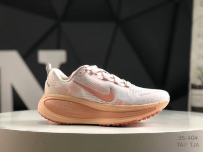 真标带半码 耐克 Nike Vomero 18 耐克 舒适减震防滑 低帮跑步鞋 全掌Reactx泡绵中底 前掌和后跟还配备了Air Zoom气垫单元 据说跑起来