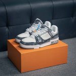 核心私 路易威登 Louis Vuitton Lv路易威登板鞋 新款 Lv Trainer最新配色运动鞋 L家 篮球鞋风格运动鞋 该鞋由艺术总监 Virgil