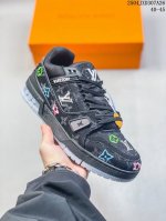 Llv Skate Sneaker 路易威登 2025年新款运动板鞋 蛇年限定 春夏秀场初次亮相，此次以粒面牛皮革焕新呈现。加垫鞋领和鞋舌援引滑板鞋设计，科技鞋