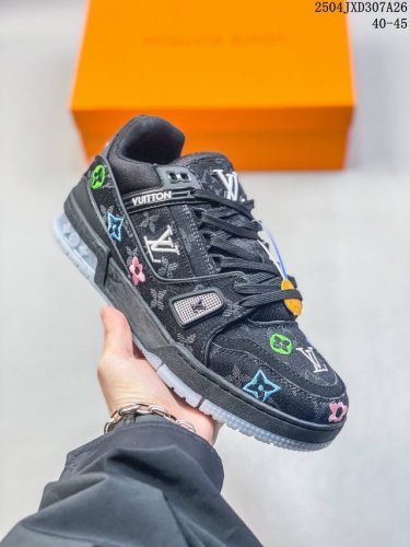 Llv Skate Sneaker 路易威登 2025年新款运动板鞋 蛇年限定 春夏秀场初次亮相，此次以粒面牛皮革焕新呈现。加垫鞋领和鞋舌援引滑板鞋设计，科技鞋