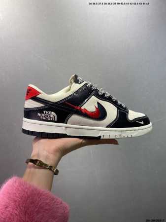 公司级The North Face X Nike Dunk Low 刺绣黑红勾 此款主张打破传统的工业化流水线设计限制，以Made By Ideas的超级创意为 - 点击图像关闭