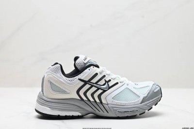 真标nik Air Pegasus 2005 Sp耐克新款休闲跑鞋 鞋身整体均采用皮革+网布打造，整体质感十分高级，风格也是相对百搭。 鞋舍部分的3M反光材质，