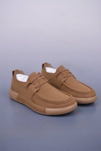 Ecco爱步一脚蹬男鞋夏季 25年新款百搭休闲袋鼠鞋 At.Kollektive系列 鞋面采用甄选牛皮面料 质感丰富 脚感柔软舒适 创新经典袋鼠鞋轮廓 为穿搭注
