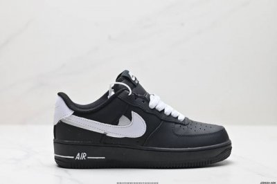 真标耐克Nike AIR FORCE 7 空军一号低帮百搭休闲运动板鞋。柔软、弹性十足的缓震性能和出色的中底设计，横跨复古与现代的外型结合，造就出风靡全球三十多