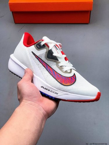 Nike Air Zoom Rival Fly 4 轻量跑鞋 鞋面采用舒适材质，提升上脚体验。鞋身延续了经典款式设计，并加强了鞋面的包裏和支撑性能。鞋底精心打造