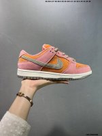 公司级Nike Dunk Sb Low 定制配色 定制Dunk Sb顾名思义，具有经典的Dunk血缘，又注入了更多的时尚元素。相较于普通的Dunk滑板鞋，改良版