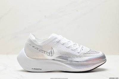 公司级真碳板 Zoomx Vaporfly Next%马拉松二代 使用全新 Vaporweave 科技打造鞋面，中底搭载 Zoomx 缓震科技 中底内里搭配全掌