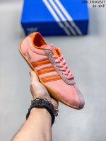 公司级Adida阿迪达斯Tokyo pack舒适百搭经典休闲运动鞋 此次为Tokyo系列带来三双全新配色 清爽蓝色绒面搭载白色皮革三条纹 增添了复古干净的印象