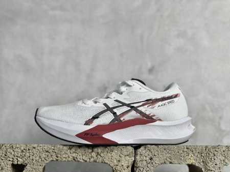Asics 亚瑟士magic Speed 3稳定跑鞋鞋面采用双层提花网面设计，提高包裹性和透气性，后跟搭载稳定系统科技t-Gel提升整体支撑力和结构感，减少对身 - 点击图像关闭