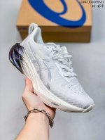 公司级asics Novablast 4 轻量跑鞋 低帮轻量透气缓震休闲运动跑步鞋 货号:1012B510-250 尺码:36 37 37.5 38 39 39