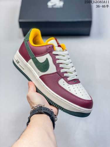 公司级带半码 耐克Nike Air Force 1“07空军一号低帮百搭休闲运动板鞋。柔软、弹性十足的缓震性能和出色的中底设计，横跨复古与现代的外型结合，造就出