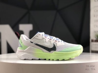 耐克 Nike React Wildhorse 8 高频网面休闲跑步鞋 回弹缓震效能和可靠包覆设计于一身 助你在应对长距离越野跑和崎岖地形时站稳脚步 不断向前！