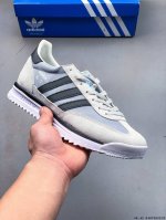 阿迪达斯Adidas Sl 72 Rs 全新重置版本，将这款复古鞋型用尼龙材质呈现，最终拼接麂皮材质，让该鞋型上脚既有舒适透气性又有满满的复古质感 040728
