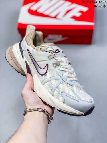 Nike 耐克 V2K Run 减震防滑 复古低帮跑步鞋 超火复古跑鞋，采用太空革组合呼吸网眼布鞋面材质，搭载正确4层组合底模，嵌入tpu加固稳定模块,双层md