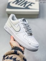 公司级带半码 耐克nike Air Force 7空军一号低帮百搭休闲运动板鞋。柔软、弹性十足的缓震性能和出色的中底设计，横跨复古与现代的外型结合，造就出风靡全