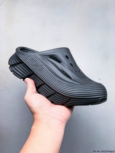 集图 Hoka One One夏奥拉Mule户外缓震拖鞋。流线型融合极简美学，包头鞋面，对脚掌有更好的包裹性，也满足防碰撞的功能性。鞋面多处开孔的气流通道，有助