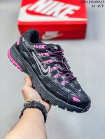 公司级耐克Nike p-6000 采用透气材料，搭配匠心覆面，再现千禧年代的跑鞋风格，塑就大气外观。鞋款秉承 Nike pegasus 25 和 2006 的设