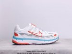 耐克nike P-6000 跑鞋内外侧都用了红色的钩子，采用透气材料，搭配匠心覆面，再现千禧年代的跑鞋风格，塑就大气外观。鞋款秉承 Nike Pegasus 2
